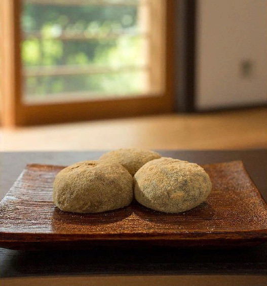 Пирожное "Моти" с черным кунжутом и мукой "кинако", 130 г, Япония